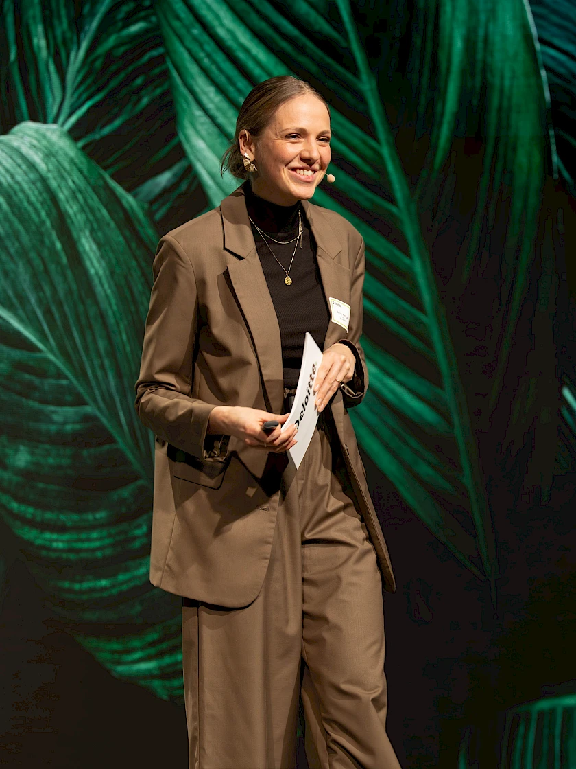 Carolin Rettinger, Manager Enabling Services bei Deloitte, Speakerin beim Wherever Whenever – Work Culture Festival 2026. Foto: © Carolin Rettinger