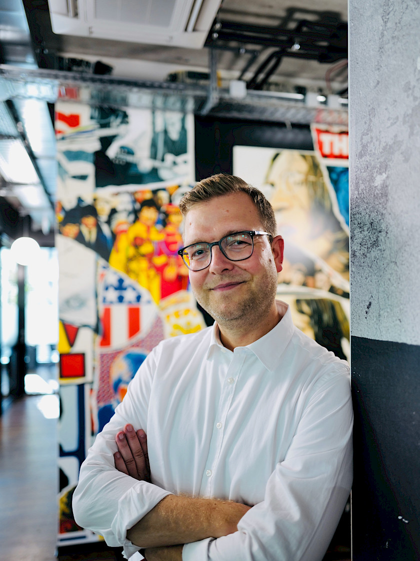 Gabriel Rath, Podcast Host & Storytelling Expert, Speaker beim Wherever Whenever – Work Culture Festival 2026. Foto: © Gabriel Rath