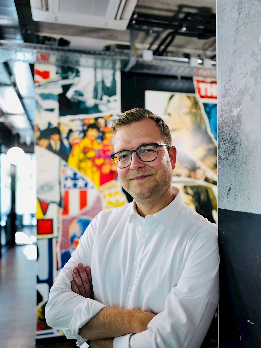 Gabriel Rath, Podcast Host & Storytelling Expert, Speaker beim Wherever Whenever – Work Culture Festival 2026. Foto: © Gabriel Rath