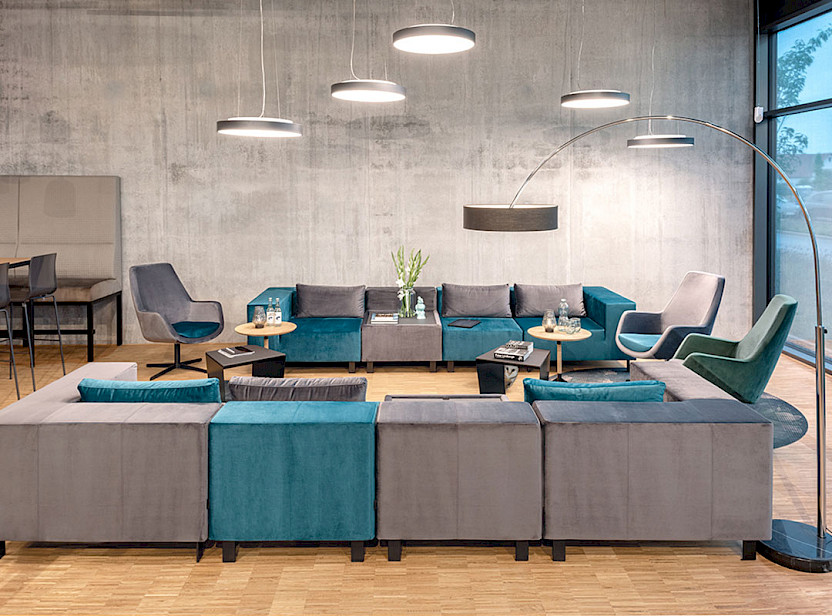 Das SMV-Sofa 90deegree mit Eckelement als Polstermöbel, Design- und Akustik-Element sorgt für eine hohe Aufenthaltsqualität.