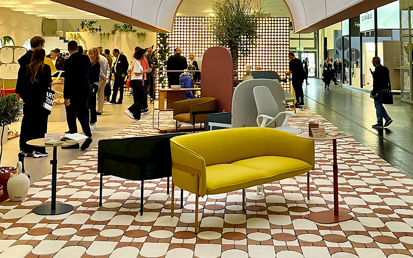 Well-shaped seating elements bring an atmosphere of light-flooded courtyards into workspaces. Image: Pattio by Forma5