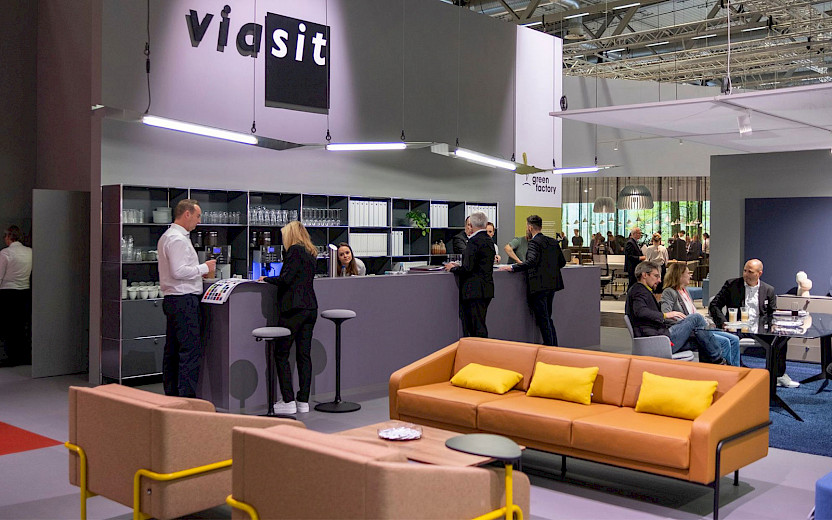 Flexible, high-quality seating furniture of the Com4lounge series, which won the Good Design Award 2020, enhance modern office landscapes. Image: Viasit