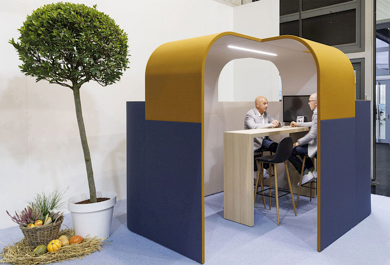 The Discreto sound-absorbing booth can be used as a retreat or meeting corner. Image: Preform