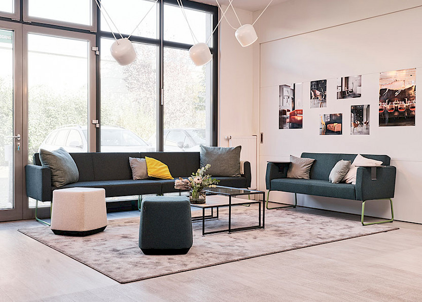 Rein in die Komfortzone: Die flexibel kombinierbaren Sofas Reefs flex lassen sich werkzeuglos verbinden und sorgen für Lounge-Flair. Die Allora Poufs sind stapel- und tragbar, rutschfest und nachhaltig hergestellt. Bild: Dauphin HumanDesign® Group