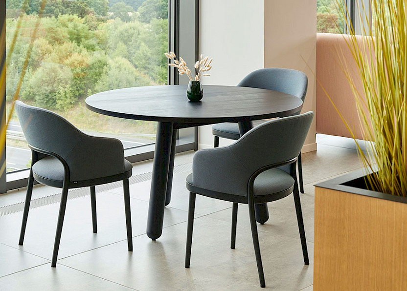 Der hochwertige Polsterstuhl 520 von Marco Dessí bereichert Räume und steht für zeitgemäße Eleganz und kommunikatives Miteinander.