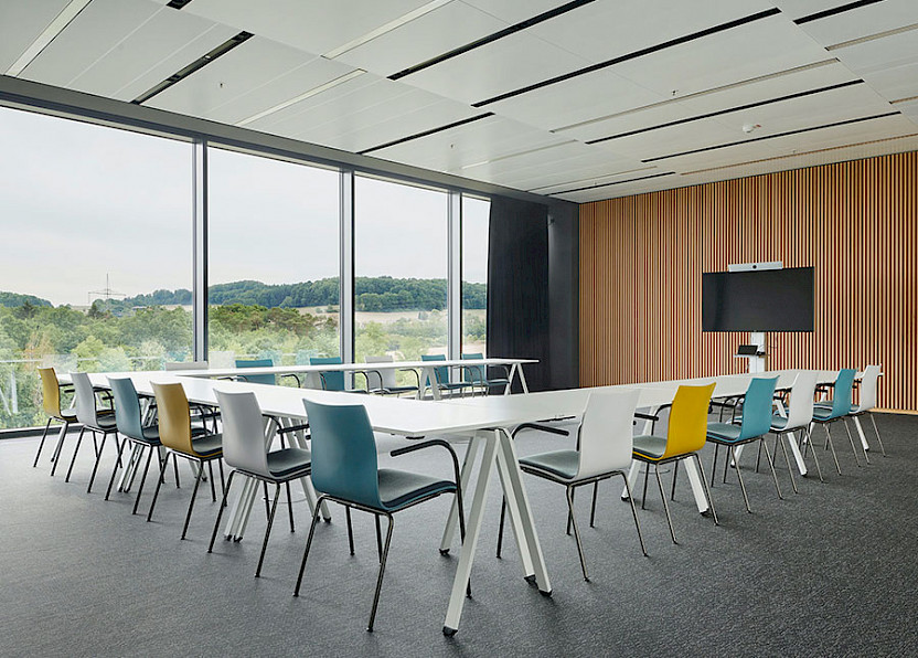 In the meeting rooms, different versions of the S 166 model by Thonet enable a pleasant exchange.