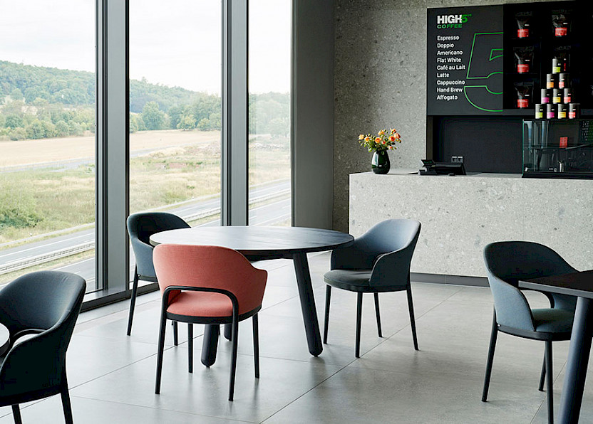 For extra comfort, the cafeteria features fully upholstered armchairs of the Thonet 520 model.