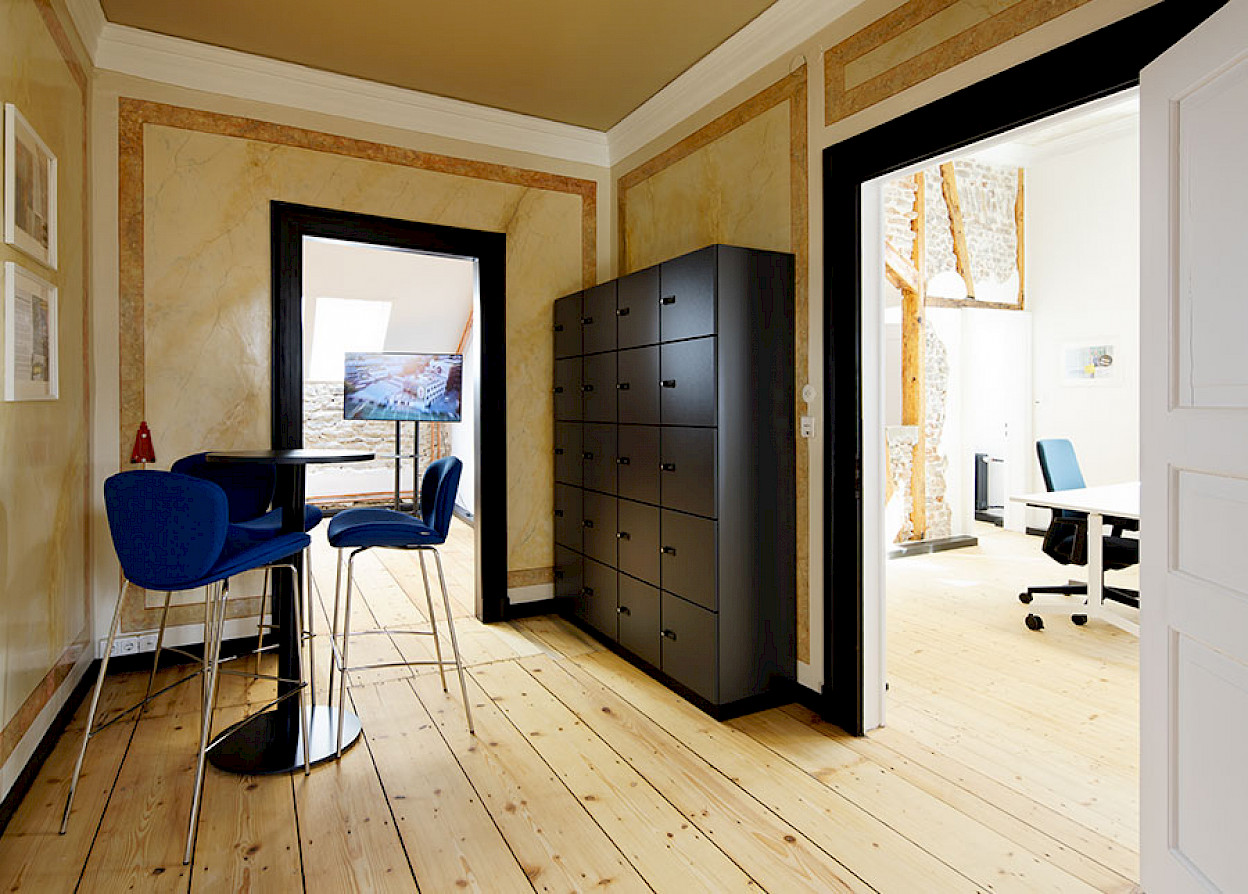 Personal belongings find a safe place in the closable lockers of the Allvia locker cabinets. Image: ASSMANN