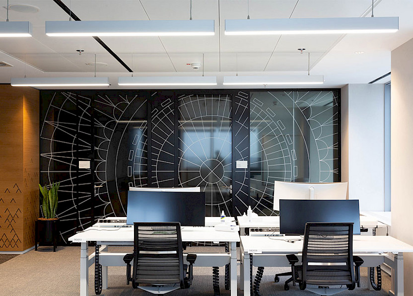 Moderne Arbeitsumgebung: 22 klassische Einzelarbeitsplätze werden ergänzt durch zehn Meetingräume und flexible Arbeitszonen. Bild: Konrad Kastenmeier