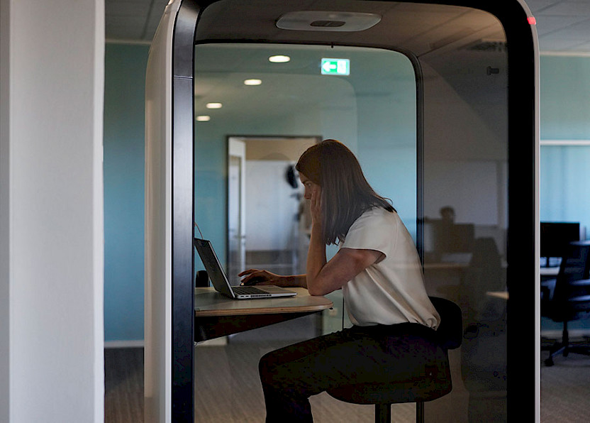 Employees can use telephone boxes for confidential conversations and focus work. Photo: Dräger