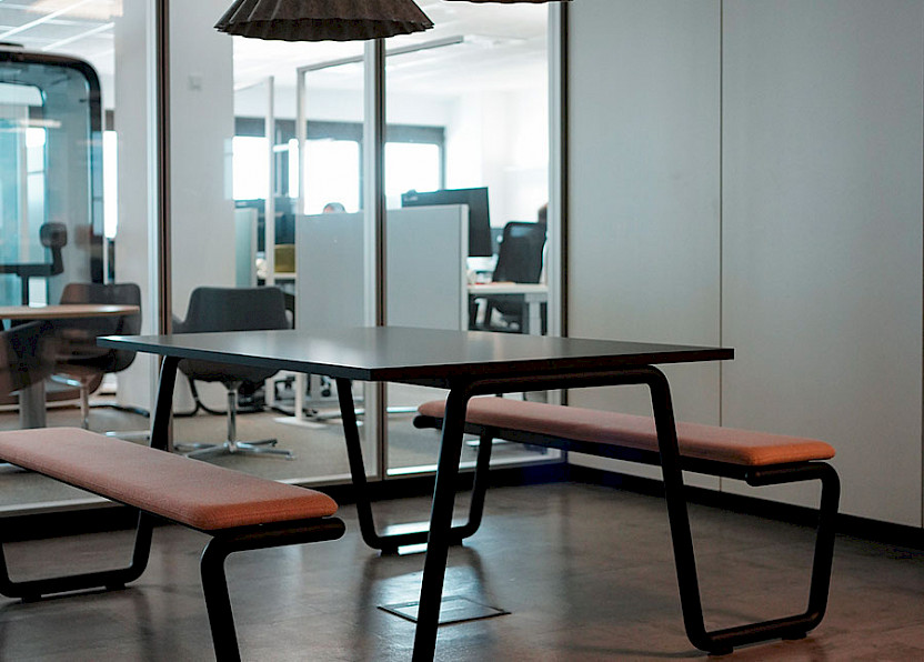 In the new workspace, employees can come together spontaneously for meetings at many locations. Photo: Dräger