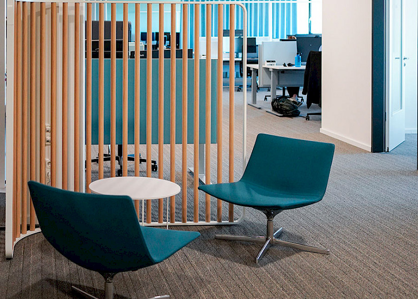 There are many cosy seating areas for spontaneous conversations with colleagues. Photo: Dräger