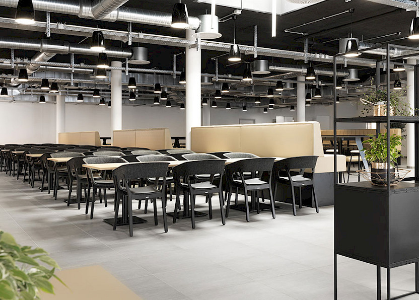 Die Sessel im Lunch-Bereich von Catering-Unternehmen Aramark gehören zur Serie Njord (Design: Scaffidi & Johansen, Kopenhagen).