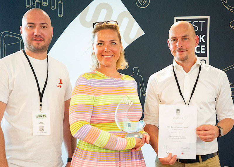 W3 digital brands, vertreten durch Lukas Menges, Valentina von Cramm und Mario Motzkuhn, freut sich über die Auszeichnung. Bild: IBA
