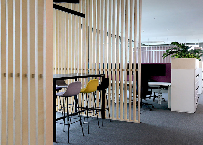 Raumteiler aus Holz sorgen in offenen Büroflächen für Struktur und Schallschutz, Bild: ©CONET