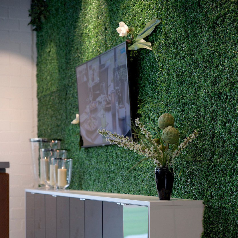 Green walls lend the rooms a special flair.