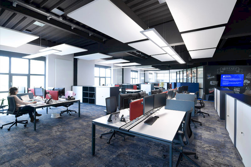 Das Großraumbüro kombiniert Arbeitsplätze und Meeting-Zonen.