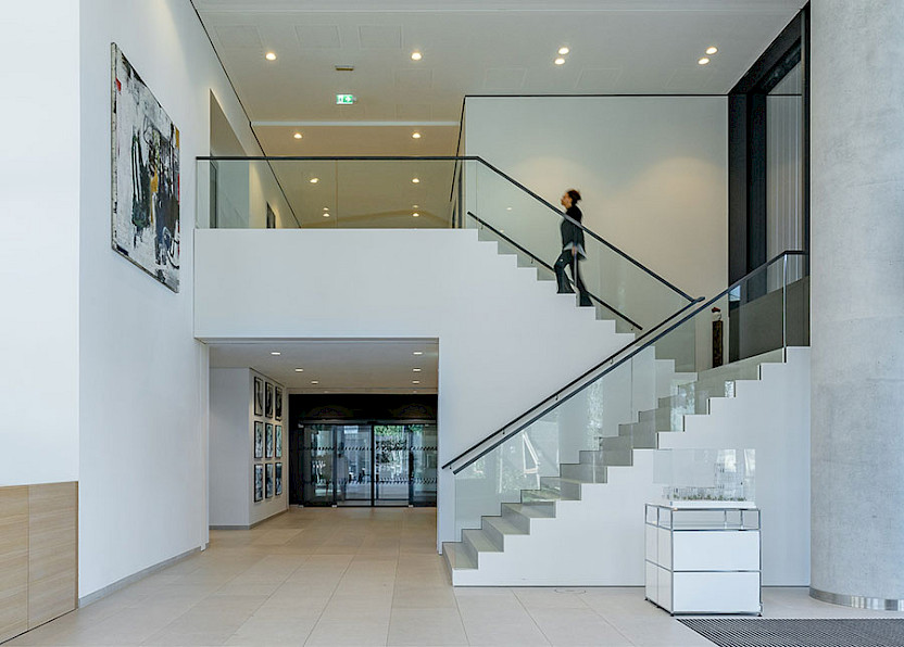 Beim Betreten des Gebäudes werden Besucher von moderner Kunst empfangen.