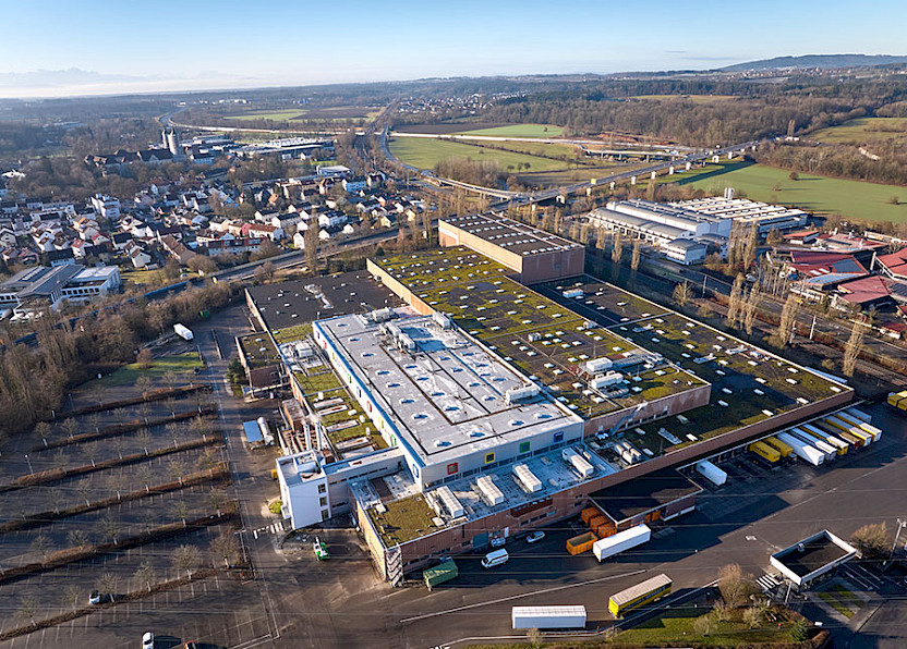 4.500 qm neue Arbeitswelt, eine Fläche oberhalb der Produktionshalle, umgeben von einer Dachbegrünung