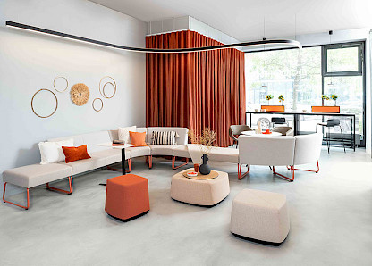 Die Welcome-Area mit Lounge und Bistro: Die moderne Welcome-Area mit Loungemöbeln ist optimal für Kunden oder auch den schnellen Austausch mit den Kolleginnen und Kollegen.