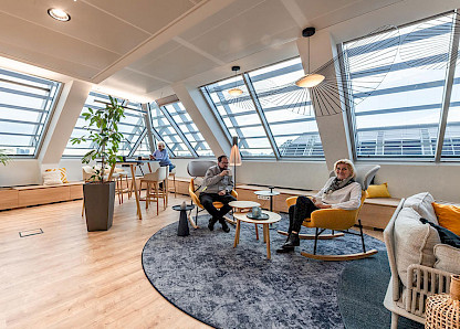 Die Lounge Area im Dachgeschoss ist für alle nutzbar. Ob für Kaffeepausen zwischendurch oder Meetings im informellen Umfeld.