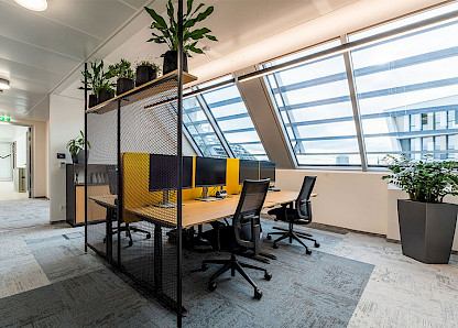 Die klassische Büro-Zone. Keine Großraum-Schreibtischwüsten, sondern kleinteilige Arbeitsmöglichkeiten mit Desk Sharing.