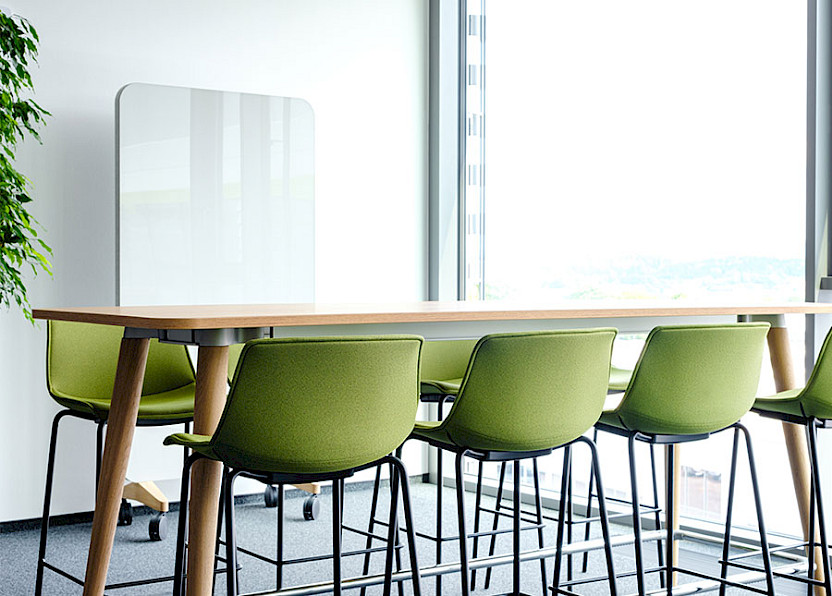 kombinierter Lounge-/Besprechungsbereich mit Highdesk (SEDUS) und Stühlen in CI-Farben (Narbutas)