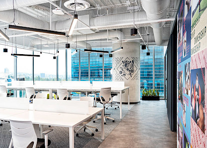 Alle offenen Büroflächen sind mit den Vital Pro-Tischen und den ergonomischen Efit-Drehstühlen von Actiu ausgestattet.