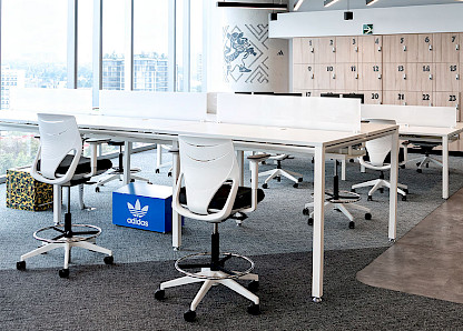 Die unterschiedlichen Höhen der Vital Pro-Tische und der Efit-Bürostühle fördern Dynamik und laden zu Haltungsänderungen im Arbeitsbereich ein.