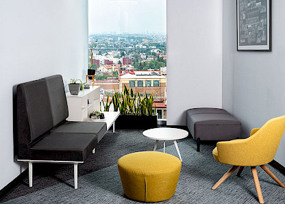 A quiet area for focused work or conversations in small groups: The Longo soft seating programme from Actiu in combination with the Bend side table create a comfortable retreat.