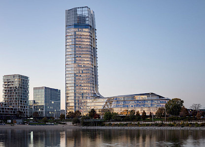 Der neomoderne Wolkenkratzer ist ein Beispiel für moderne Architektur und nachhaltiges Bauen.