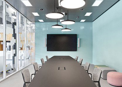 Viel Licht und sanfte Farben: Inspirierende Konferenzräume fördern den kollaborativen BEG-Geist.