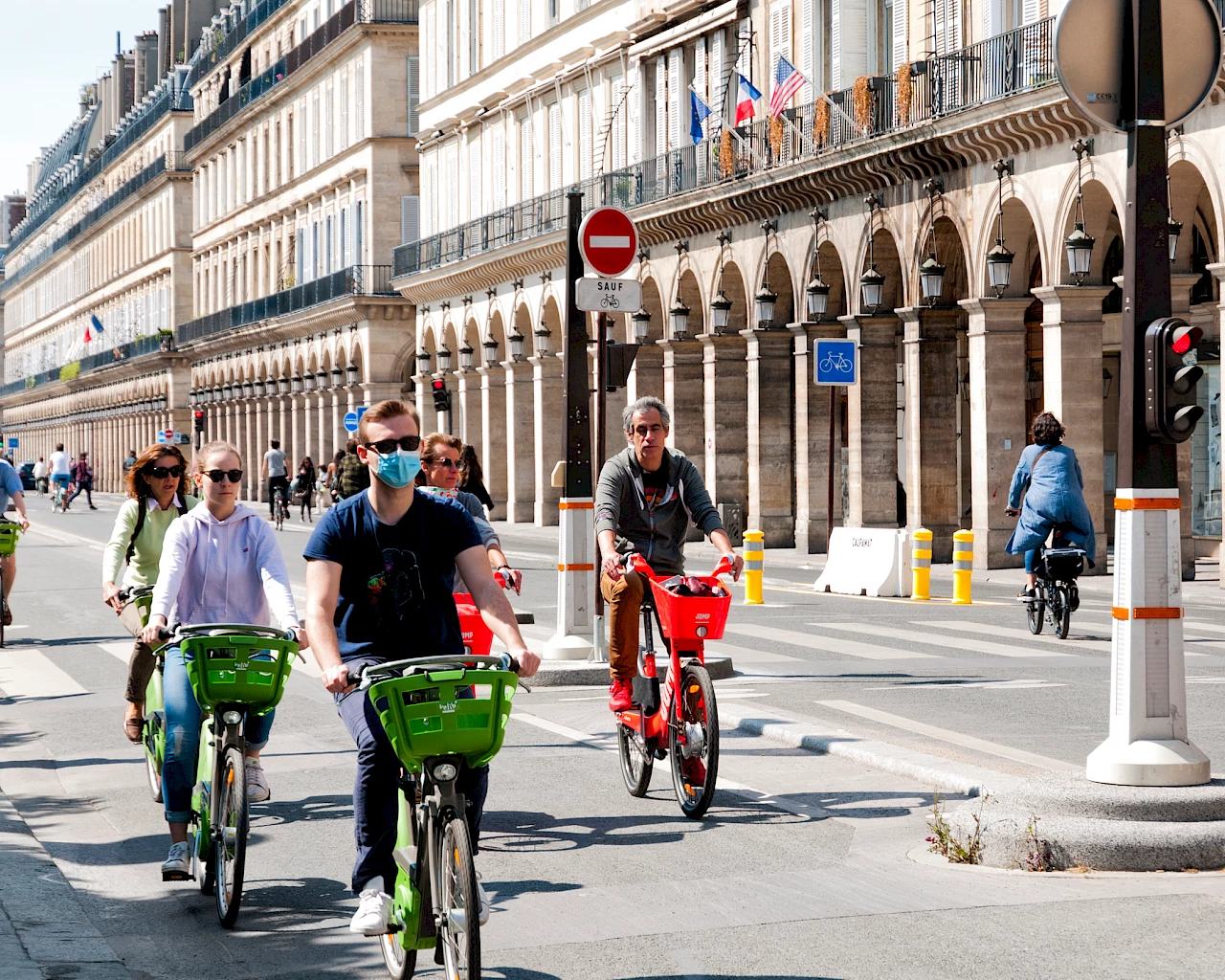 Straßenszene in Paris, Bild: iStock 1225453750