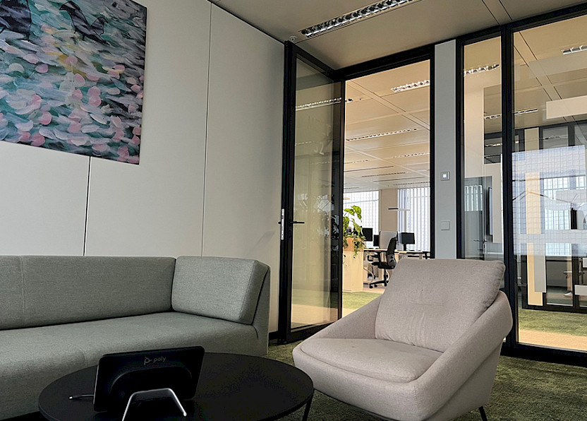 Einladender Lounge-Bereich verbindet informelles Miteinander mit kreativen Work-Sessions.