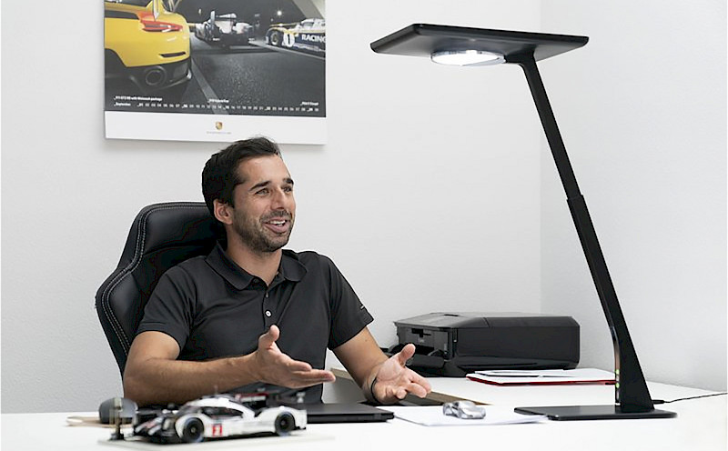 Blendfreies Licht dank innovativer Optiken: HCL-Tischleuchte mit direktem und indirektem Lichtaustritt (Credit: ©licht.de/Trilux)