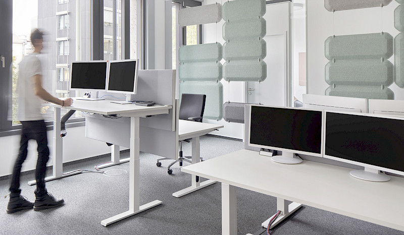 Sit-stand desks provide ideal conditions for frequent posture changes. Image: © Kinnarps