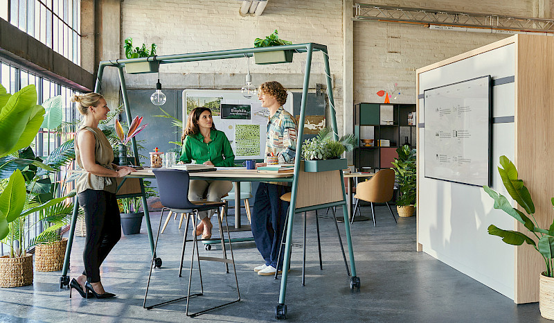 Communication zones should be acoustically and visually separated from workstations. Image: © Sedus