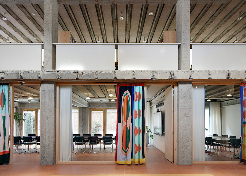 In den Besprechungsräumen sorgt der Stahlrohrklassiker S 64 für optimalen Sitzkomfort.