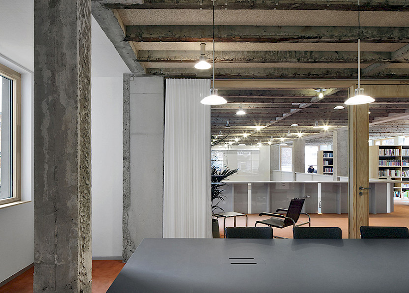 In der Galerie befindet sich ein Sessel S 35 L mit naturbelassenem Leder. Die schokoladenbraune Farbe betont die Verbindung von Industriedesign und Wohnlichkeit.