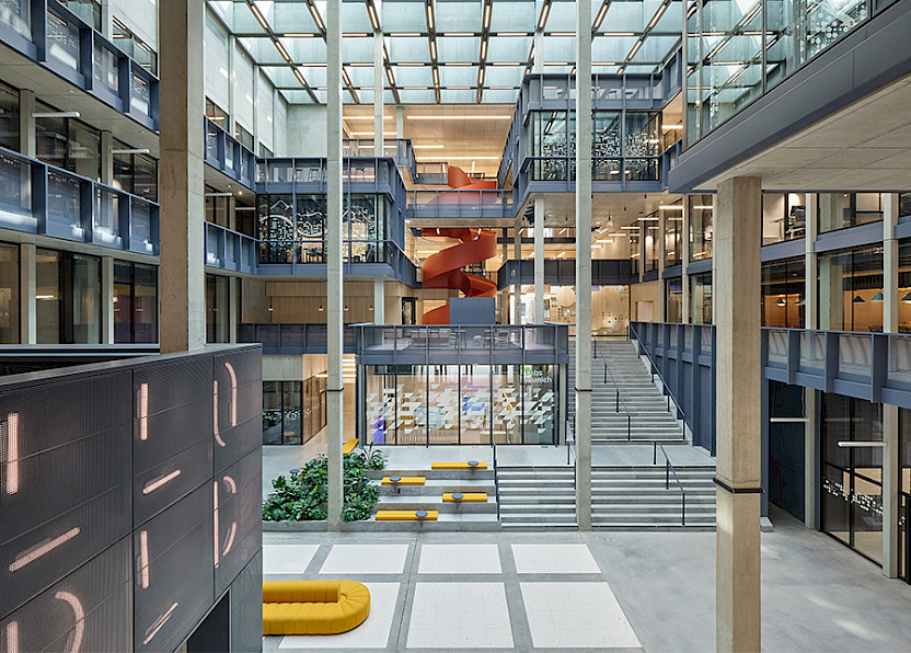 Das Atrium bildet den sozialen und kulturellen Kern des Hauses. Bild: Zooey Braun