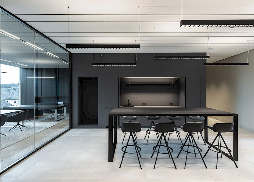 Durchdachte Gestaltung fördert die Zusammenarbeit und bietet den Mitarbeitenden auch eine angenehme Atmosphäre zur Entfaltung ihrer Kreativität und Produktivität.