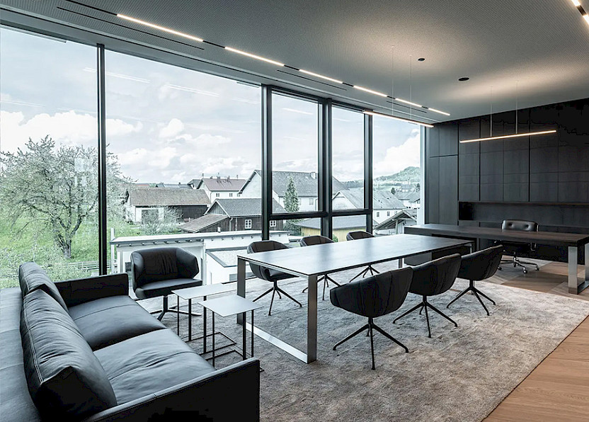 Mit ergonomischen, höhenverstellbaren Schreibtischen und flexiblen Meeting- und Schulungsräumen wird eine einladende, produktive und kommunikative Arbeitsumgebung geschaffen.