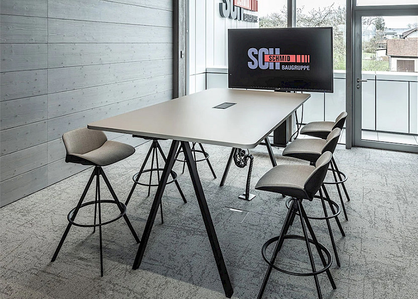 Die modularen Workbenches sind speziell darauf ausgelegt, Kommunikation und Interaktion zu fördern, während sie sich gleichzeitig leicht an die jeweiligen Anforderungen anpassen lassen.