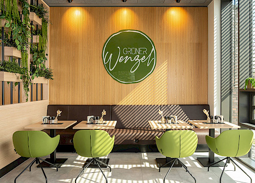 Folgende Produkte finden sich im Betriebsrestaurant: 2do Stuhl, Juke Box Sitzbank, base4 Tischgestell