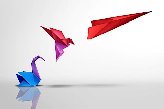 Bild mit Papiervögeln, das für Transformation und Erfolg steht. Quelle: https://www.istockphoto.com/de/foto/transformieren-und-erfolgreich-sein-gm1473750158-503805386