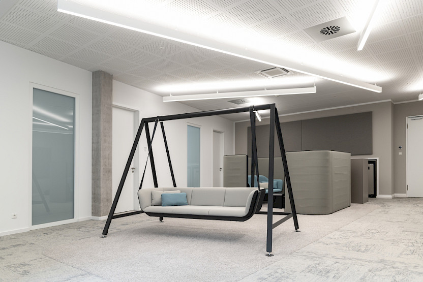 Entrance area with a HUB Pod low and a HUB Swing. Photography: Interstuhl