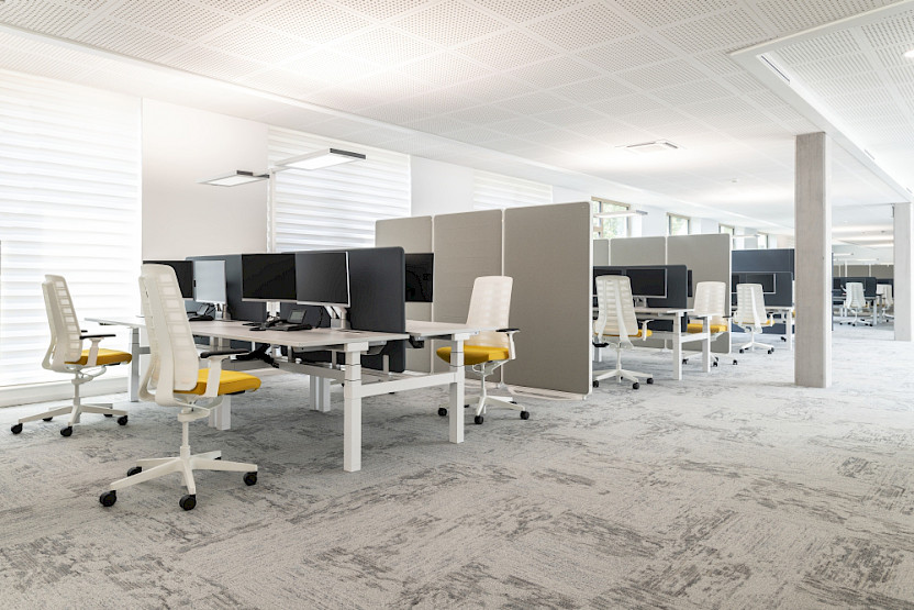 Open-plan office with Pure swivel chairs and HUB partition walls. Photography: Interstuhl