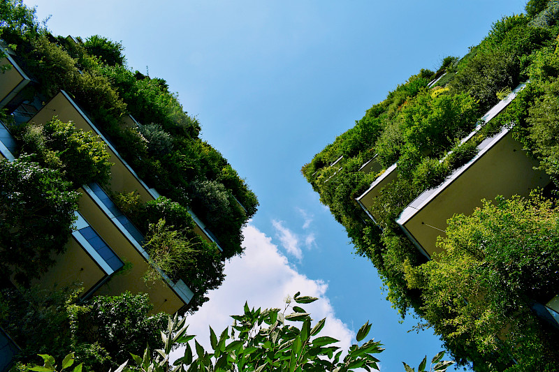 The current trend is toward greenery on the façades of high-rises. Foto: unsplash, Gabor Molnar