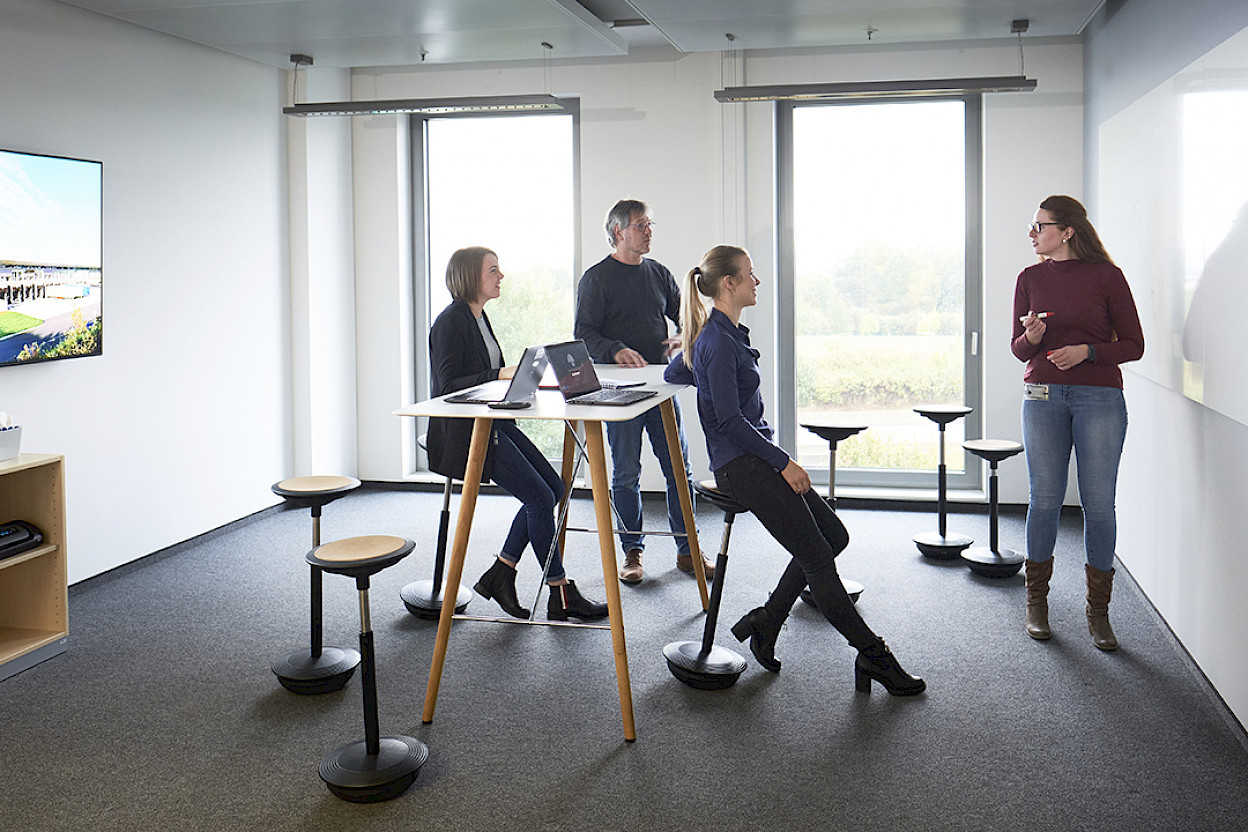 The quick decisions module can be reserved for 30 minutes max and comes with sitting-standing stools at high tables.