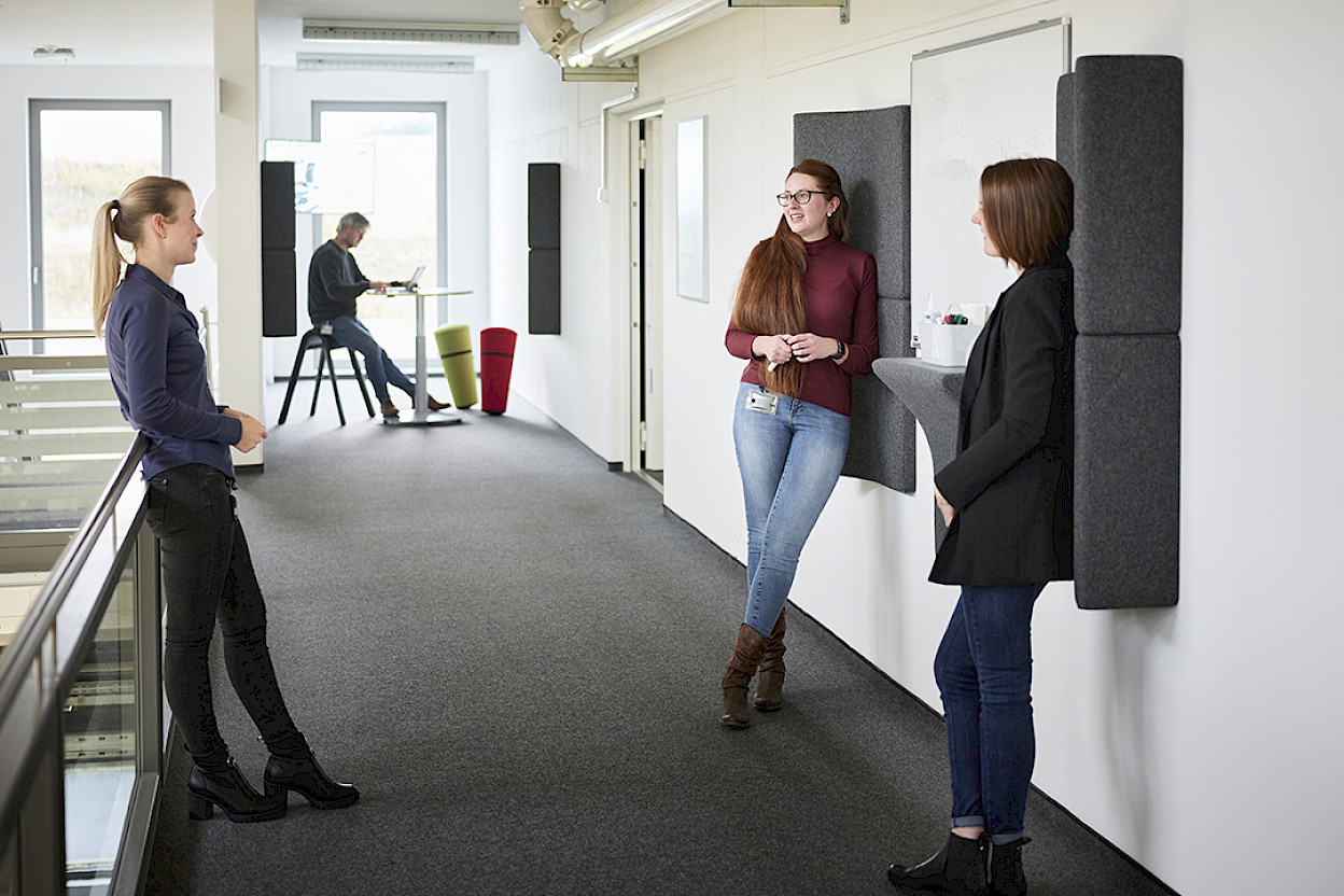 Sound-absorbent, partly curved wall tiles also offer people the chance to stop and chat in corridors. Photo: Wilkhahn